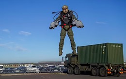Đồ bay gắn động cơ xuất hiện ấn tượng tại hội nghị quân sự Anh