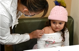 Chuyên gia gợi ý cách chuẩn bị tâm lý cho trẻ nhỏ trước khi tiêm vaccine COVID-19