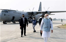 Máy bay quân sự chở Thủ tướng Ấn Độ hạ cánh trên đường cao tốc