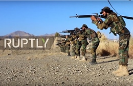 Video thành viên Taliban hăng say tập luyện với súng thật