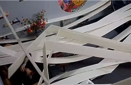 Báo Anh đăng video tấm trần panel rơi tới tấp vào người đàn ông Việt Nam