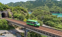 Độc đáo xe buýt biến thành tàu hỏa trong 15 giây tại Nhật Bản
