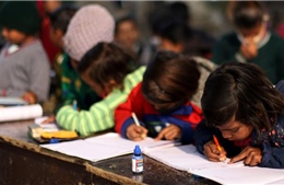 Sau hơn 600 ngày trường đóng cửa, trẻ em thủ đô Ấn Độ khát khao đi học