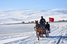 Trải nghiệm ngồi xe ngựa ngắm hồ đóng băng tại Thổ Nhĩ Kỳ