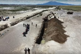 Chile đào hào ở biên giới với Bolivia để ngăn dòng người nhập cư