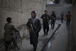 Taliban gõ cửa từng nhà tìm vũ khí, tội phạm