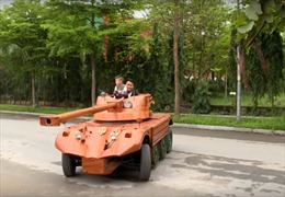 Hãng tin AFP thực hiện phóng sự về ông bố người Việt Nam tạo xe tăng gỗ cho con trai