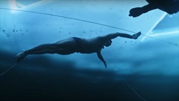 Kỷ lục thế giới bơi 105m dưới băng chỉ trong 1 lần thở
