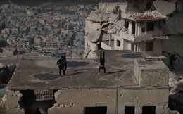 Thanh niên Syria tập thể thao mạo hiểm trên các tòa nhà đổ nát