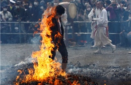 Người dân Nhật Bản đi chân trần trên than nóng cầu nguyện hòa bình