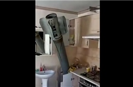 Video đội rà phá bom mìn Ukraine xử lý tên lửa cắm giữa bếp nhà dân