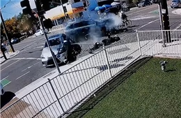 Người đàn ông thong dong đạp xe may mắn thoát khỏi vụ tai nạn nghiêm trọng