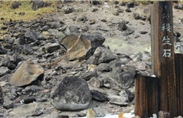 Hòn đá ‘nhốt linh hồn cửu vĩ hồ’ trong 900 năm vỡ làm đôi tại Nhật Bản