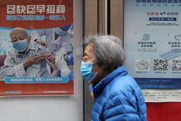 Trung Quốc dùng &#39;cây gậy và củ cà rốt&#39; khuyến khích người cao tuổi tiêm vaccine COVID-19