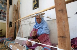 Thợ dệt Tunisia biến quần áo cũ thành thảm thân thiện môi trường