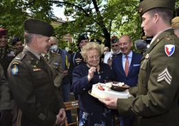 Lý do quân đội Mỹ ‘trả lại&#39; bánh sinh nhật cho cụ bà Italy