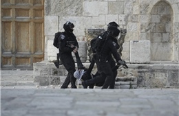 Cảnh sát Israel đụng độ với người Palestine tại đền thiêng