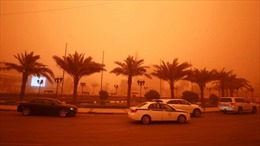 Bầu trời Iraq chuyển màu cam vì bão bụi