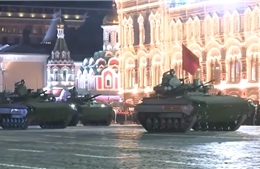 Video binh sĩ Nga nghiêm túc tập diễu binh trong đêm