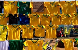 Lý do một số CĐV Brazil không mặc chiếc áo cổ động vàng - xanh huyền thoại