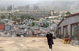 Cử nhân trẻ làm việc tại nghĩa trang khiến dư luận Trung Quốc tranh cãi