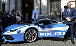 Cảnh sát Italy dùng siêu xe Lamborghini vận chuyển &#39;món quà Giáng sinh tuyệt đẹp nhất&#39;