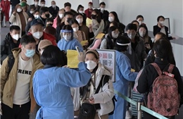 Mỹ nói yêu cầu khách Trung Quốc xét nghiệm COVID-19 &#39;dựa trên khoa học&#39;, Bắc Kinh doạ trả đũa