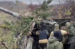 Siêu pháo &#39;cơn lốc lửa&#39; khai hỏa, diệt đoàn tiếp viện; lính Ukraine mắc kẹt tại lò lửa Soledar