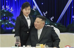 Chủ tịch Triều Tiên Kim Jong-un cùng con gái đến thăm doanh trại quân đội