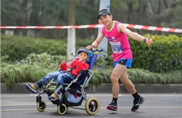 Người cha đồng hành cùng con trai bại não tham gia 56 cuộc thi marathon