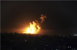 Video Israel không kích Gaza, triển khai xe tăng gần biên giới Liban