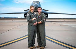 Nữ phi công Mỹ điều khiển chiến đấu cơ siêu vượt âm khi mang thai