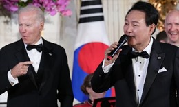 Video Tổng thống Hàn Quốc bất ngờ ngân nga bài hát nổi tiếng của Mỹ 