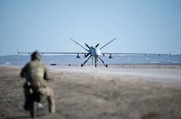 Không quân Mỹ luyện tập hạ cánh máy bay quân sự trên đường cao tốc