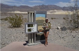 Nóng trên 53 độ C, du khách vẫn đổ về Thung lũng Chết ở Mỹ