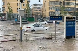 Nhiều con đường ở Bắc Kinh biến thành &#39;sông&#39; do mưa lớn sau bão Doksuri