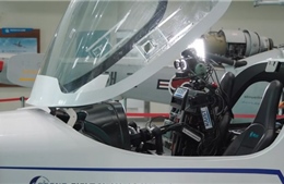 Cận cảnh robot phi công điều khiển máy bay