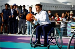 Tổng thống Pháp Macron chơi bóng rổ trên xe lăn ủng hộ Paralympic