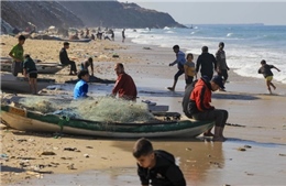 Người dân Gaza liều mình xuống biển đánh cá mưu sinh