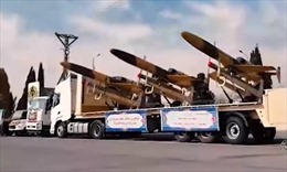 Video Iran hé lộ máy bay chiến đấu không người lái với tên lửa đáng gờm