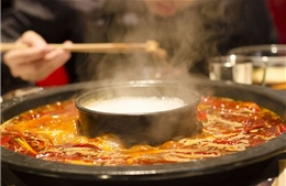 Nhân viên nhà hàng Trung Quốc chịu án 12 năm tù vì tái sử dụng dầu ăn thừa trong lẩu