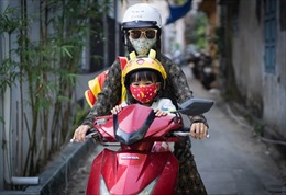Báo Anh đăng tải hình ảnh về tình yêu với xe máy của người Việt Nam