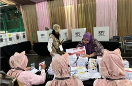 Cử tri Indonesia nhận quà ngọt ngào khi đi bầu cử ngày Valentine