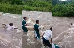 Video gây sốc: Học sinh Fiji phải bơi qua dòng nước chảy xiết để đến trường