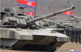 Nhà lãnh đạo Triều Tiên Kim Jong-un tự tay lái xe tăng mới