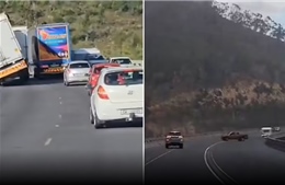 Gió mạnh bật tung xe tải khỏi cầu ở Nam Phi