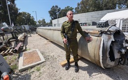 Israel trục vớt mảnh vỡ tên lửa Iran từ Biển Chết