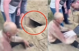 Video giải cứu người đàn ông 62 tuổi sau 4 ngày bị chôn sống