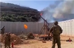 Video binh sĩ Israel dùng máy bắn đá phóng quả cầu lửa vào Liban