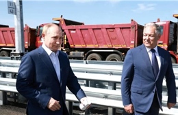Tổng thống Putin tự lái xe khánh thành đoạn cuối đường cao tốc thi công trong 14 năm